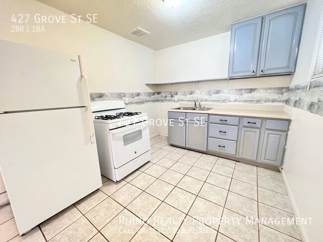 Building Photo - 1st Month Rent Free! Lovely 2 Bedroom, 1 B...