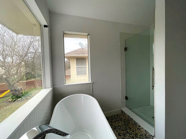 Free standing bathtub - 13400 Rossello Dr