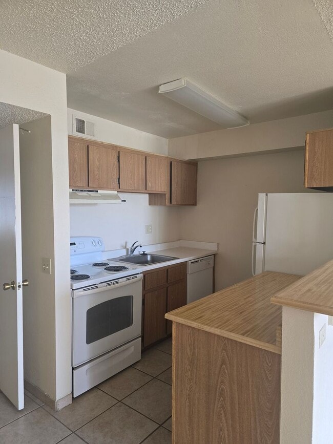 Building Photo - 3525 E 3rd St