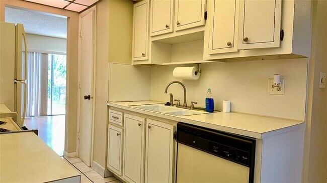 Building Photo - 670 Tennis Club Dr