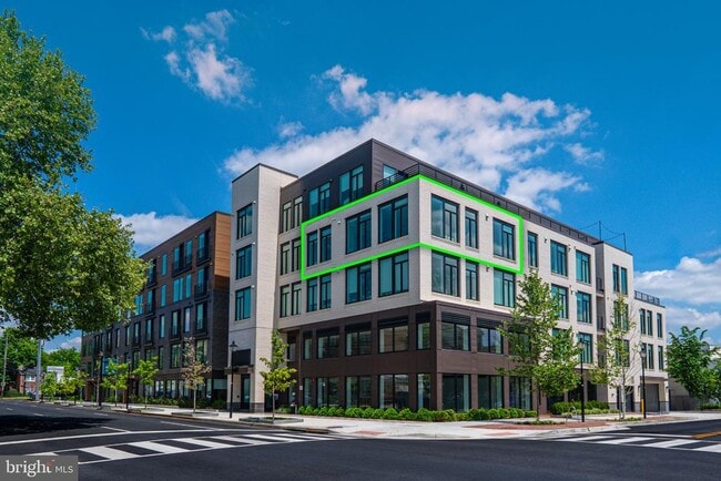 Building Photo - 701 N Henry St