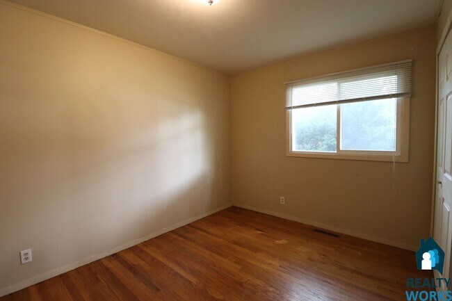 Building Photo - 3 Bedroom home in Wedgewood area