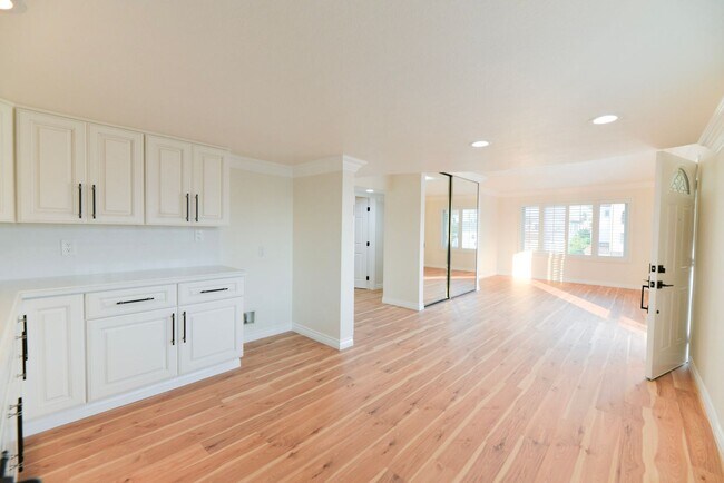 Building Photo - 412 Avenida Santa Barbara