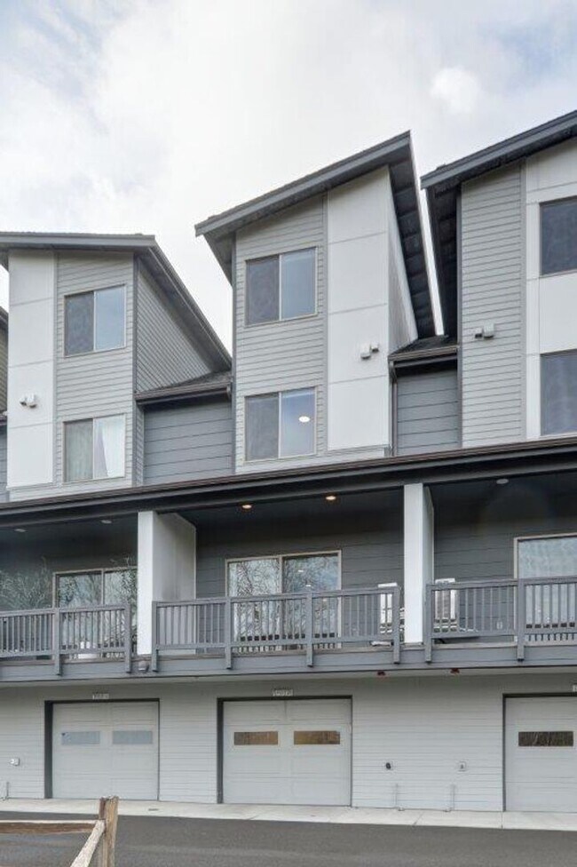 Building Photo - Immaculate and Spacious 2 Bedroom/1.75 Issaquah Townhome!