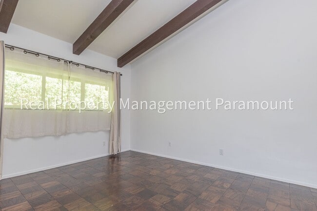 Building Photo - Don't miss out! 2 Bed 2 bath ready to go!