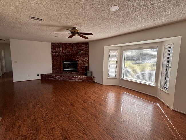 Building Photo - Beautiful Stallion Springs Home With A View!