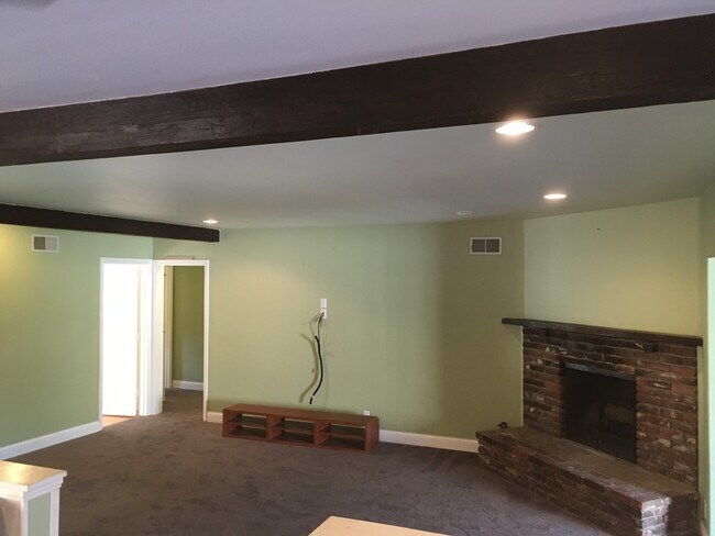 Building Photo - Spacious three bedroom one and half bath house in Sunland!