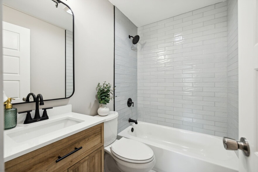 Full bath - 132 Elaine Dr