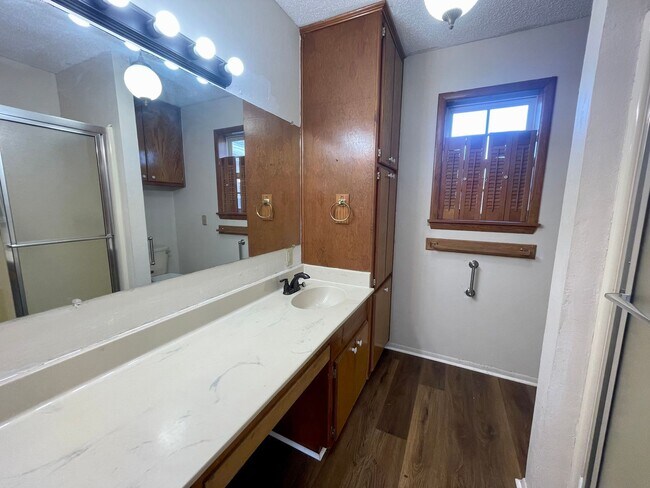 Building Photo - 3/2 on 5 Acres!