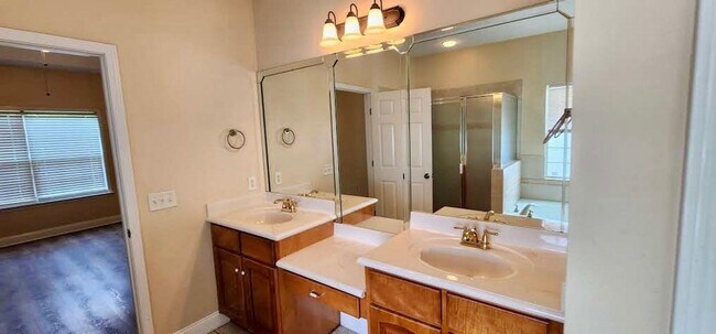 Building Photo - Great Home and Location-Available Now!