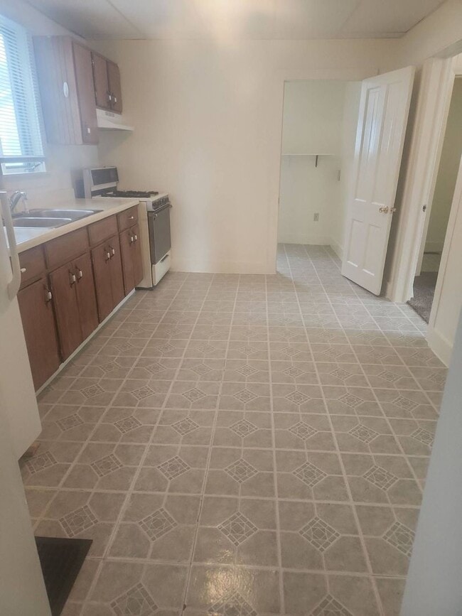 Building Photo - Spacious 3 BR House