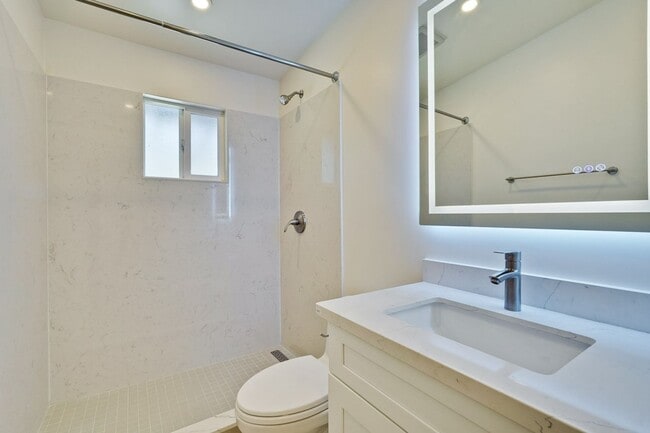 Building Photo - Charming updated 3 bedroom, 1 bathroom hom...