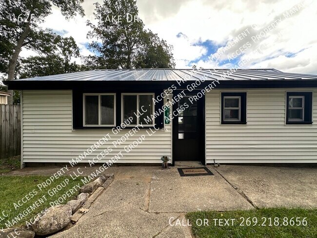 Building Photo - 1625 S Crooked Lake Dr