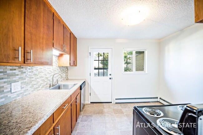 Building Photo - NEWLY RENOVATED - Beautiful 2bed, 1bath in...