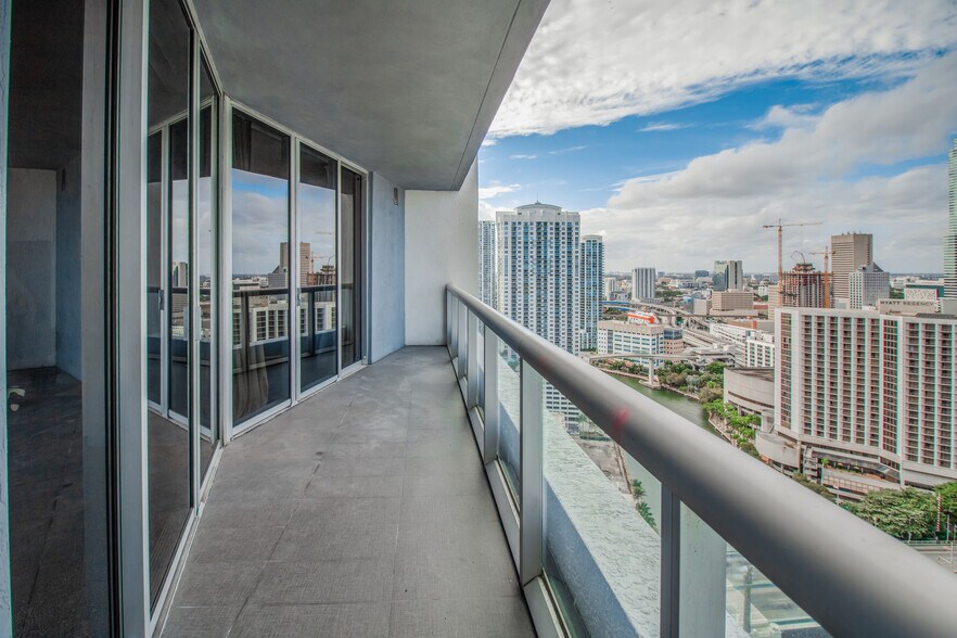 Building Photo - 475 Brickell Ave