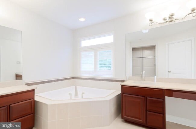 Building Photo - 3164 Lawrin Ct