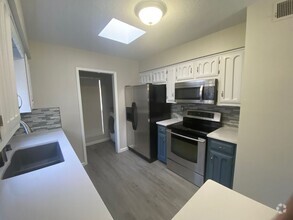 Building Photo - Updated 2 bedroom