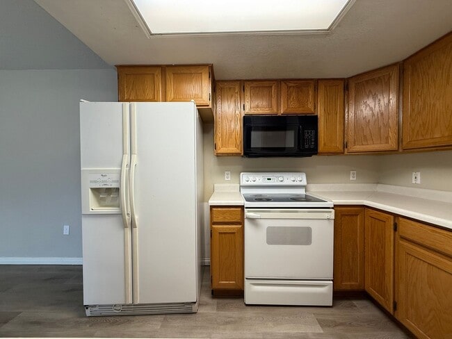 Building Photo - Spacious 3-Bedroom Condo in Orem!