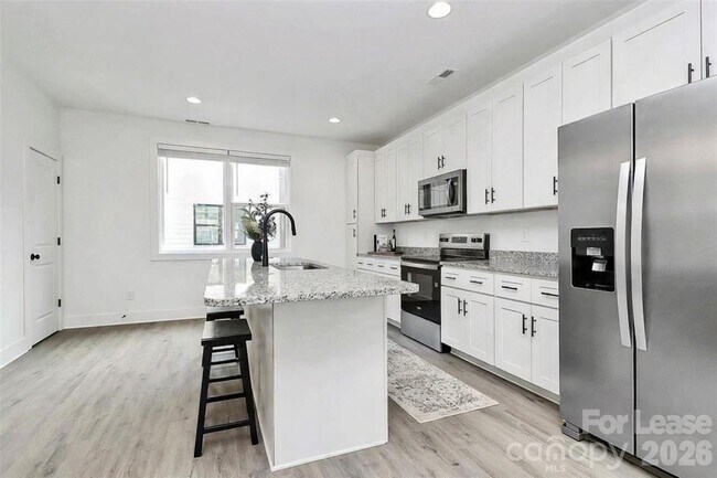 Building Photo - 3432 Brookshire Blvd