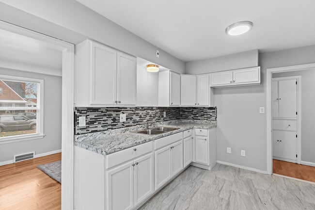 Primary Photo - 5566 Haverhill St