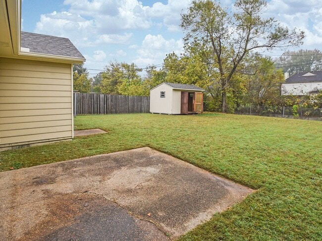Building Photo - Adorable 3 bed, 2 bath home with stainless steel appliance package.
