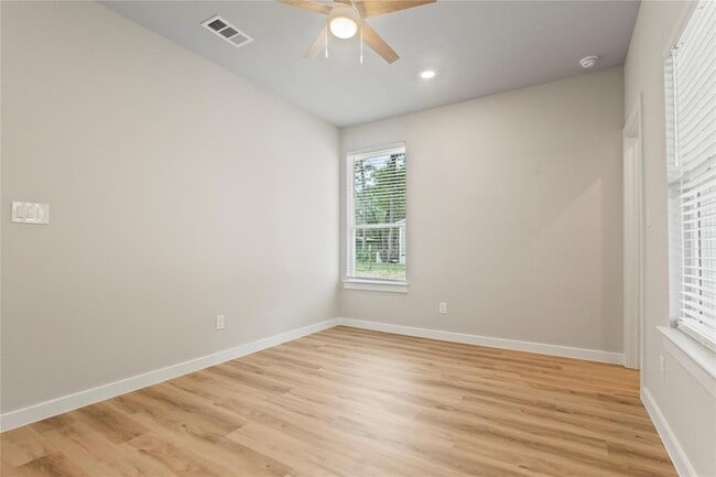 Building Photo - 240 Shadow Oak Dr