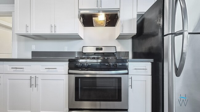 Building Photo - Renovated 2bd/1ba with huge kitchen & full...