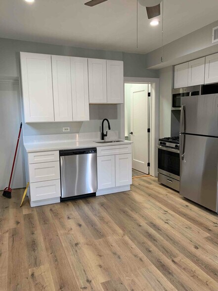 Building Photo - 3729 N Kenmore Ave