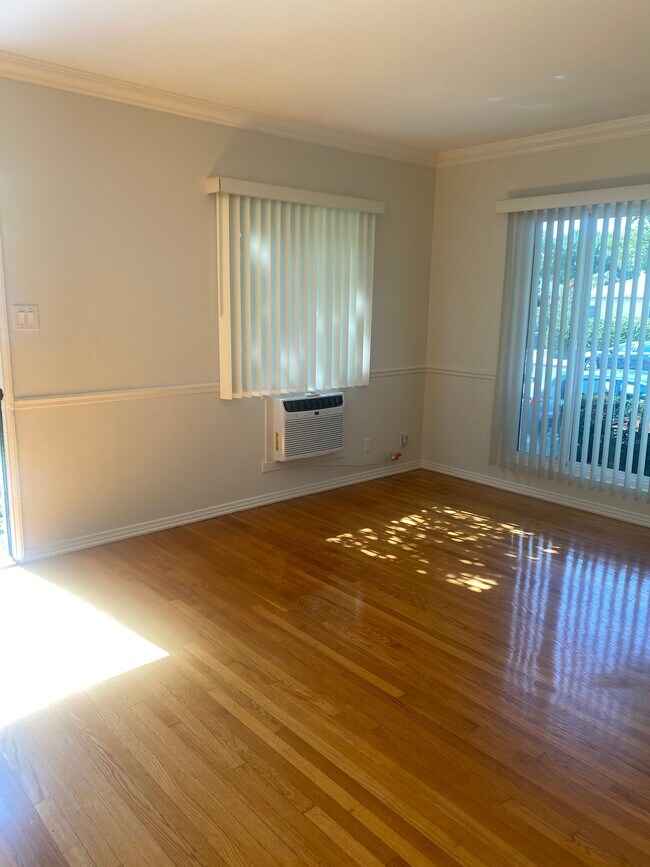 Building Photo - 150 N Pass Ave