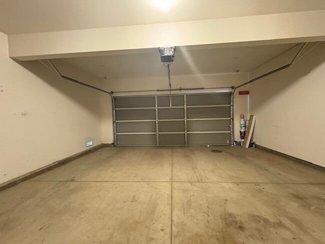 Building Photo - Redlands Home in Gated Community