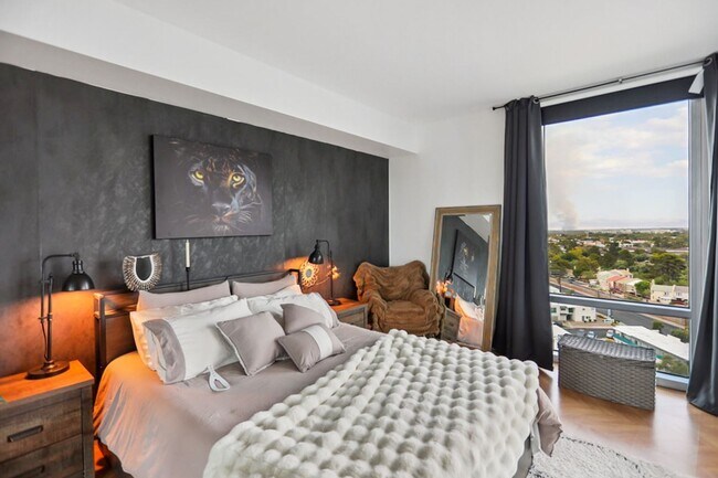 Building Photo - Turnberry Tower Beauty With Stunning Views