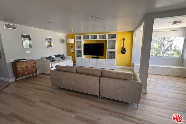 Building Photo - 5301 Balboa Blvd