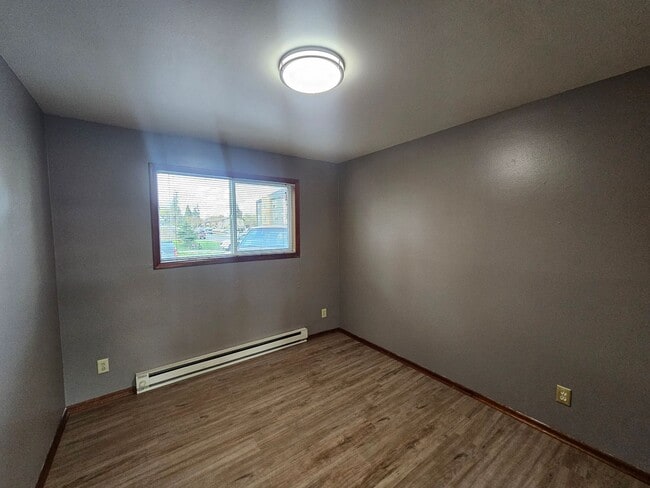 Building Photo - Great 2 Bedroom Apartment just Blocks from Eastern