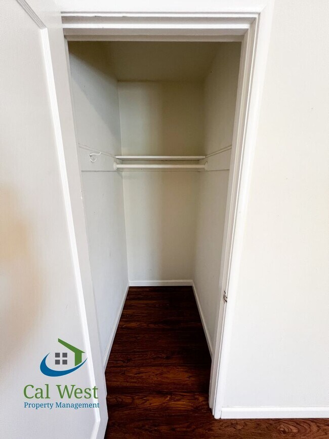 Building Photo - $2,595 - Darling 2 Bedroom 1 Bathroom Dupl...