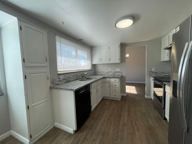 Building Photo - $0 DEPOSIT OPTION. TRI-LEVEL AURORA HOME WITH MODERN AMENITIES AND SPACIOUS INTERIORS
