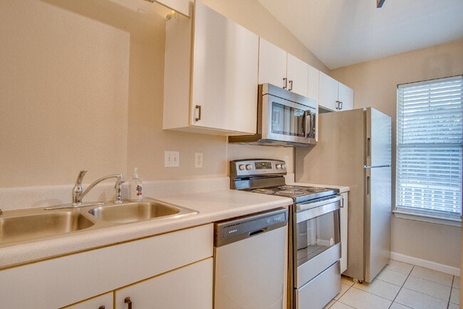 Building Photo - Adorable Updated 2BR Cottage-Style Townhom...