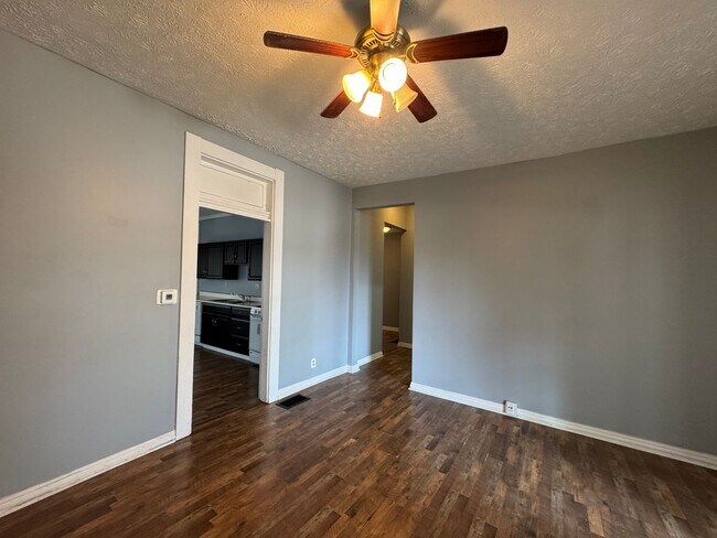 Building Photo - Bates Hendricks 3 Bedroom 2 Bath