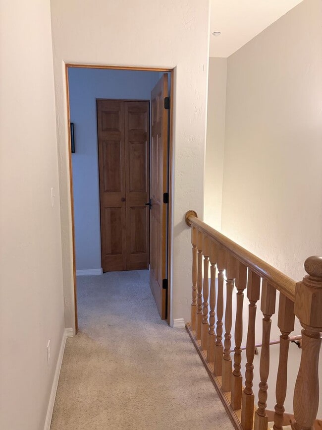 Building Photo - Fully furnished townhome