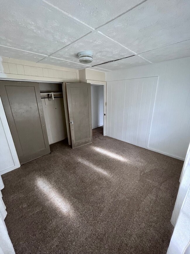 Building Photo - Kaumana Drive 3 Bedroom 2 Bath House