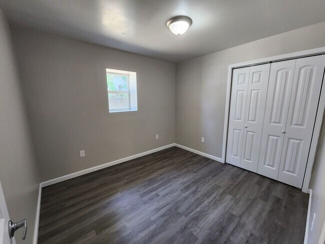 Building Photo - Spacious 3-Bedroom, 1-Bathroom Home AVAILA...