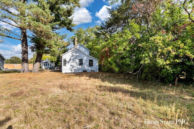 Building Photo - Bright Ground-Floor Home with Flexible Space