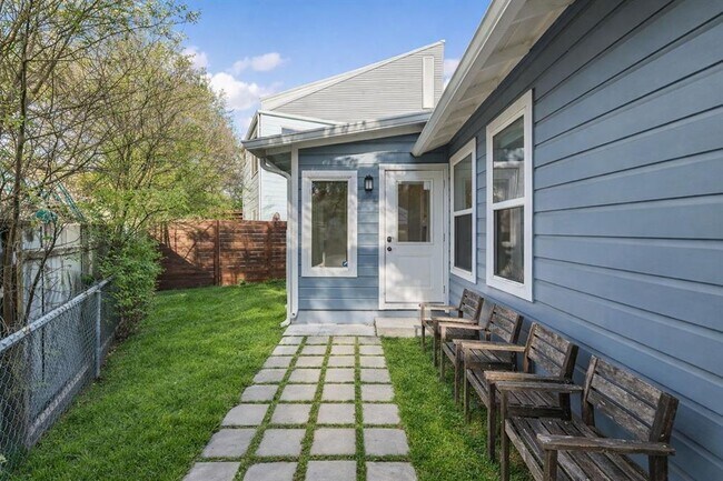 Building Photo - 2702 Crest Ave