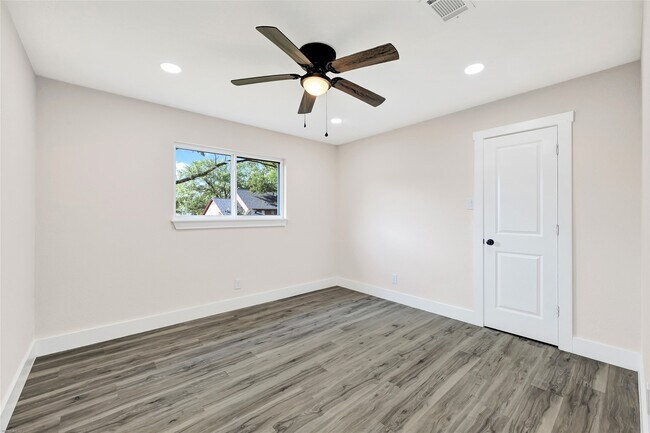 Building Photo - 7707 12 Fairway Ln
