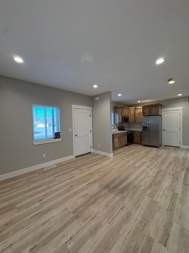 Building Photo - Ririe Apartment unit 7