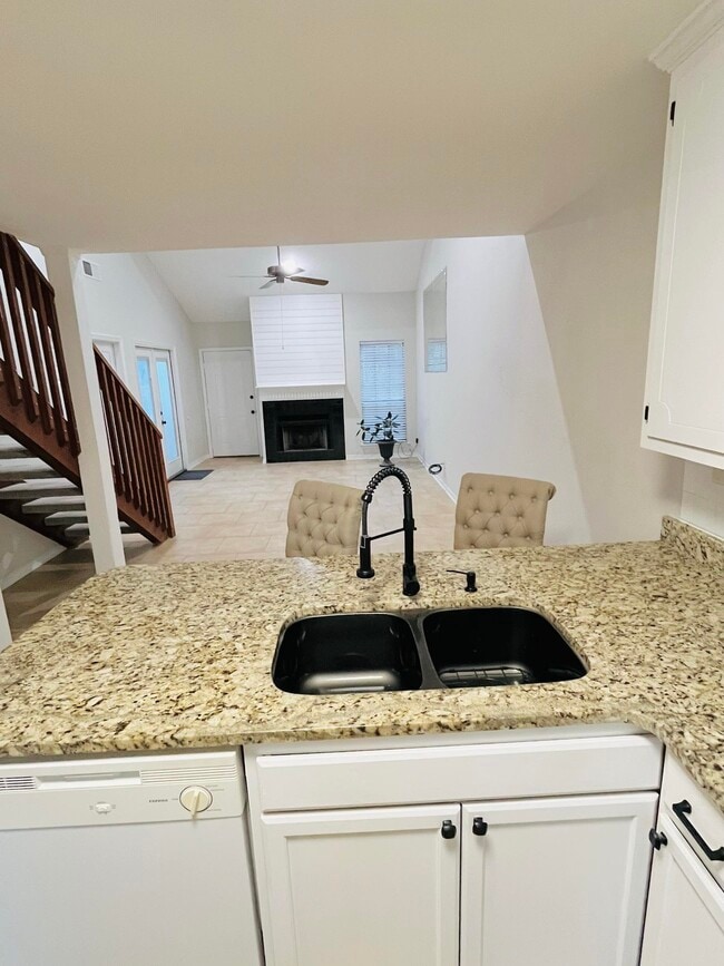 Building Photo - 389 Clubhouse Dr