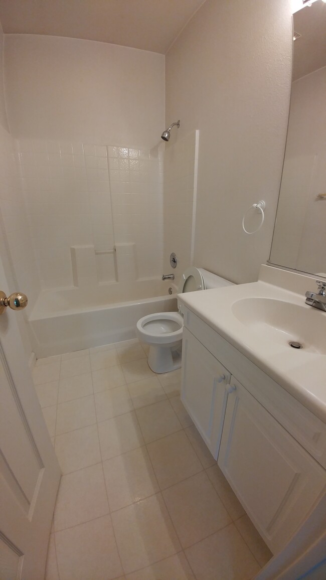 Building Photo - 844 Towne Dr