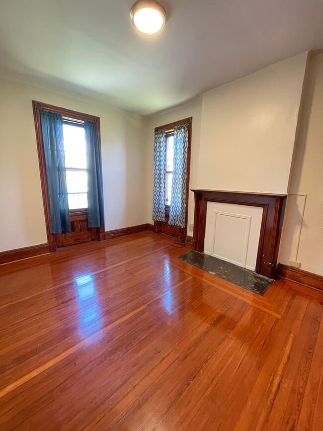 Building Photo - 160A Grand St