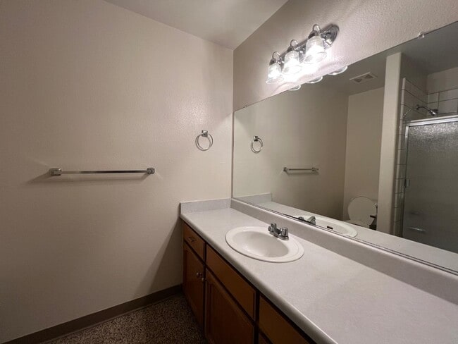 Building Photo - 995 Vineyard Way
