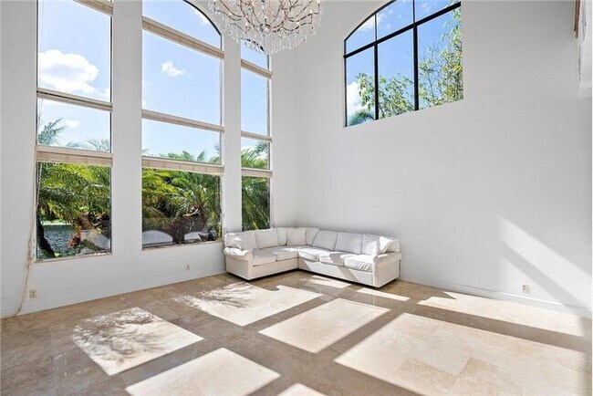 Building Photo - 10546 Versailles Blvd