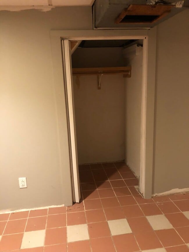 Building Photo - Close to Campus!